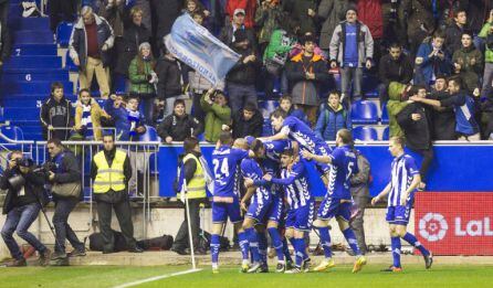 La temporada 2016-2017 ha sido la del retorno del Glorioso a la gloria. El Alavés ha vuelto a la máxima categoría del fútbol, y lo ha hecho para quedarse, con hitos como el “asalto” al Camp Nou o la clasificación para una final de la Copa del Rey que ilus