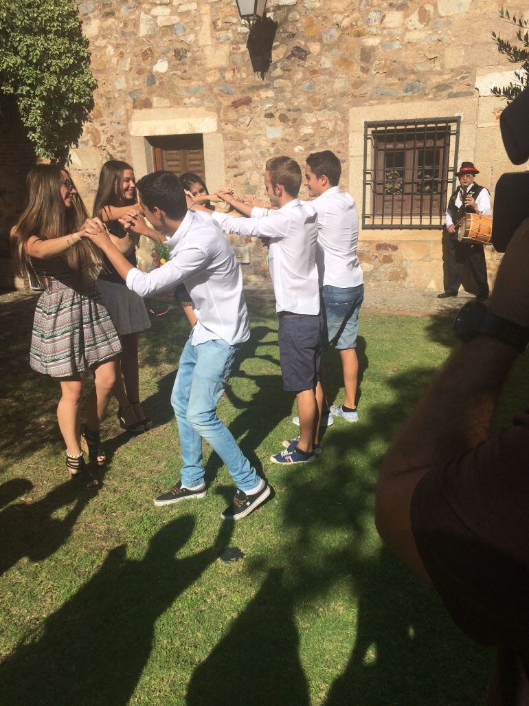 Los jóvenes interpretan la &#039;Jota del Arco&#039;, momento clave de &#039;La Enramá&#039;