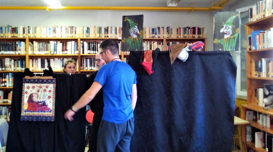 Preparación de un taller de títeres en una biblioteca  del medio rural en Palencia