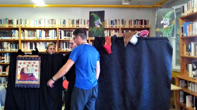 Preparación de un taller de títeres en una biblioteca del medio rural en Palencia