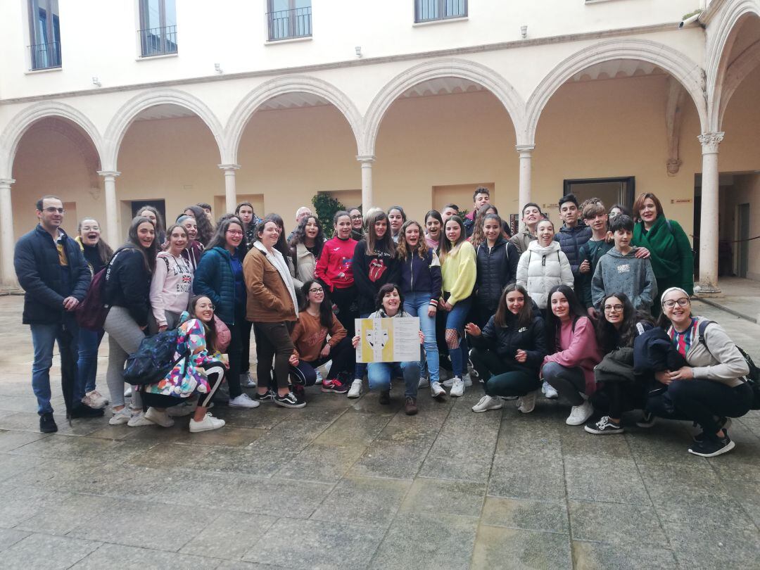 Alumnos del IES Dr. Rodríguez Delgado junto a sus profesores en el patio del Convento 