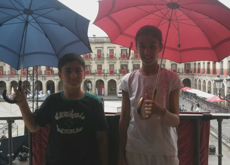 Xabi Santamaría y Aitana Nanclares, Celedón y Neska Txiki, en uno de los balcones del Ayuntamiento.