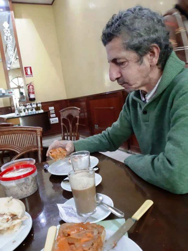 Rafael Benítez Toledano, dando buena cuenta de uno de los suculentos desayunos industriales