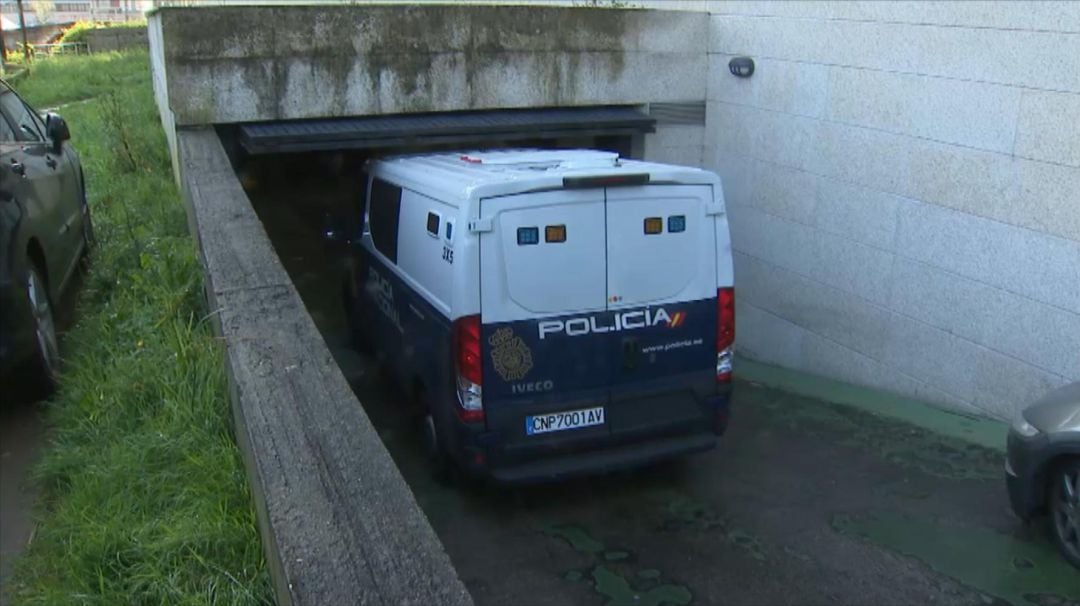 El furgón policial, entrando en los juzgados de Vigo.