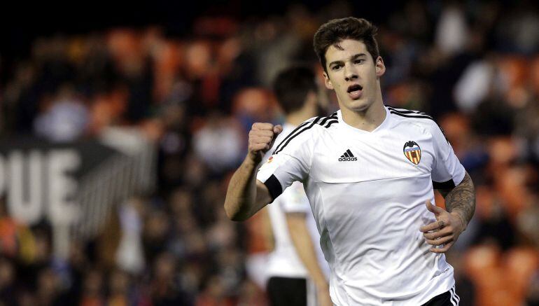 El delantero del Valencia CF, Santiago Mina celebra el primer gol de su equipo ante el Barakaldo CF durante el partido de vuelta de dieciseisavos de final de la Copa del Rey 