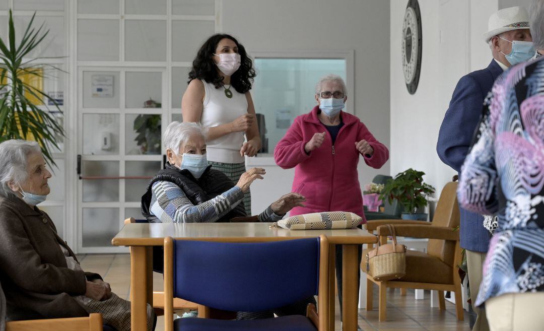 Archivo - Varios ancianos en una de las salas de una Residencia de mayores