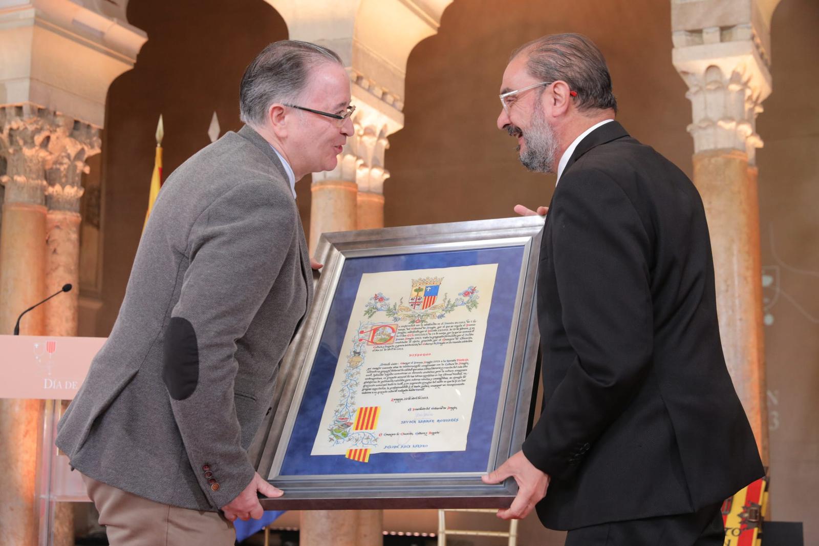 Raúl Carlos Maicas recibe de Javier Lambán el Premio Aragón a la Revista Turia