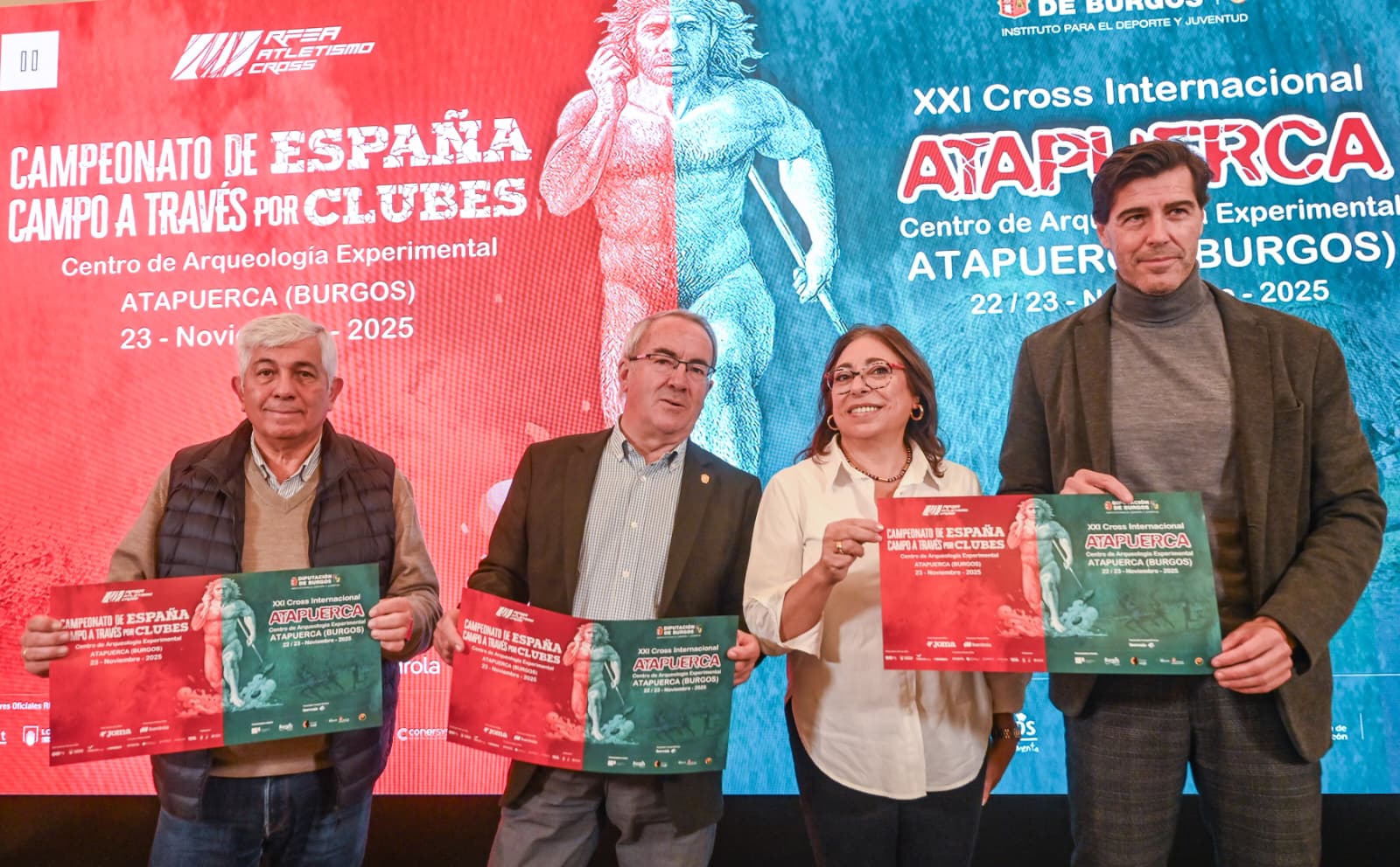 De izquierda a derecha, Luis Saladié, director de Competiciones de la RFEA; Ángel Carretón, presidente del IDJ; Raquel Contreras, diputada y alcaldesa de Atapuerca; y Raúl Chapado, presidente de la Real Federación Española de Atletismo. / Foto: IDJ