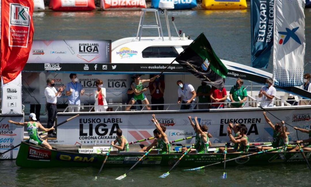 Joseba Amunarriz, patrón de la &quot;Ama Guadalupekoa&quot; ondea la Ikurriña de Sestao, su cuarta Bandera de la temporada