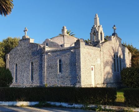 Capela da Toxa recuberta de cunchas de vieira