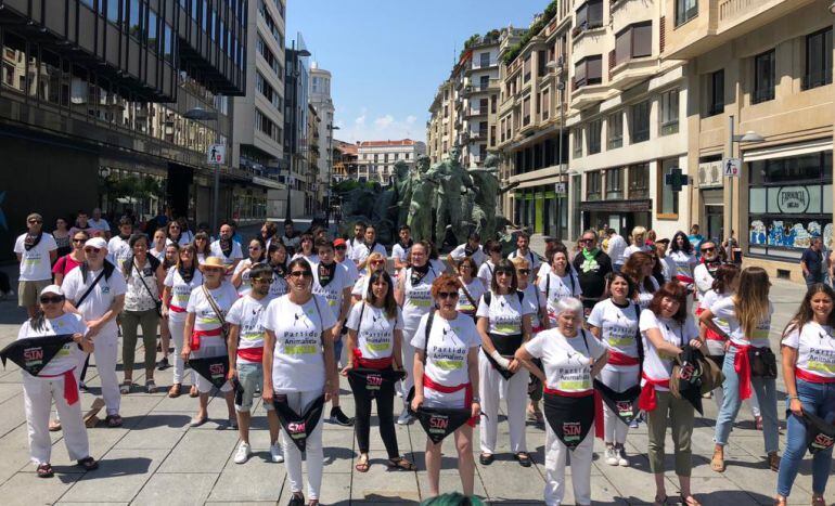 Concentración de PACMA en el monumento al encierro, en Pamplona