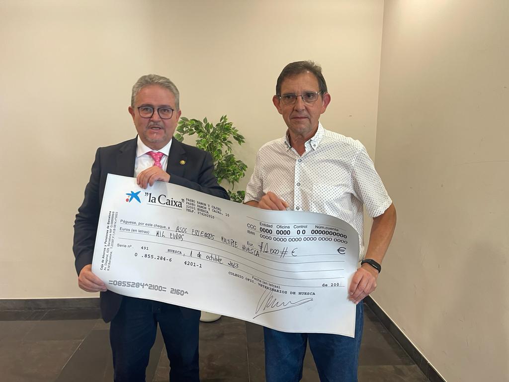 Entrega del cheque con el 0,7% al vicepresidente de la Asociación Oscense de Esclerosis múltiple