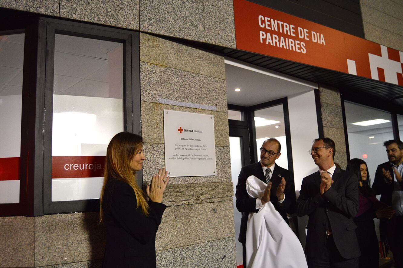 La ministra de Salut, Helena Mas, i el president de la Creu Roja Andorrana, Josep Pol, inauguren oficialment el centre de dia dels Paraires, a Escaldes-Engordany.
