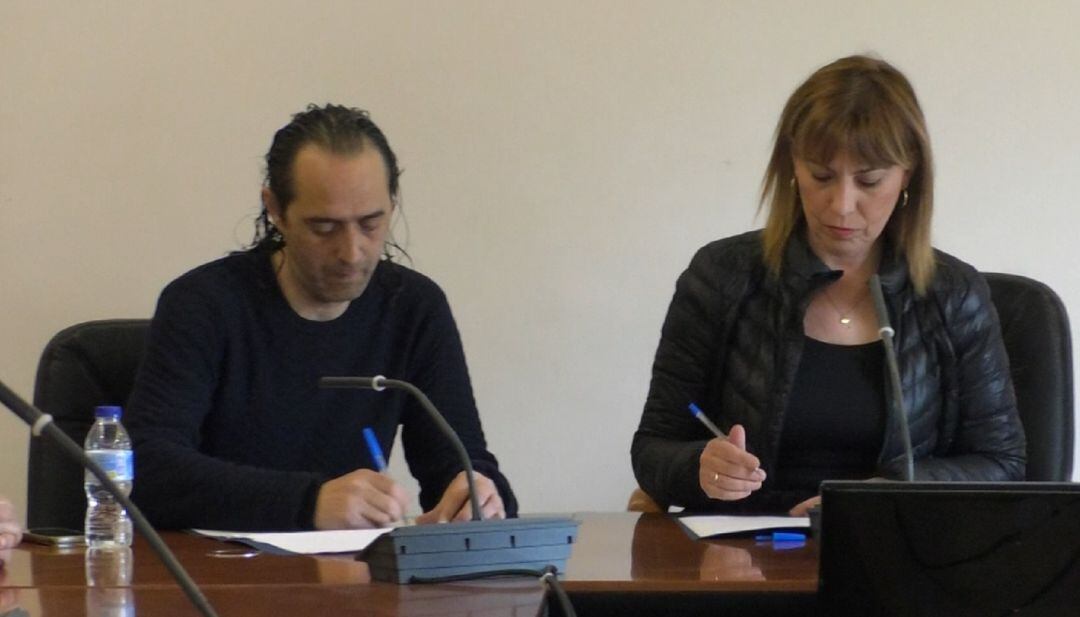 Firma del convenio entre la Asociación Gitana y Bienestar Social