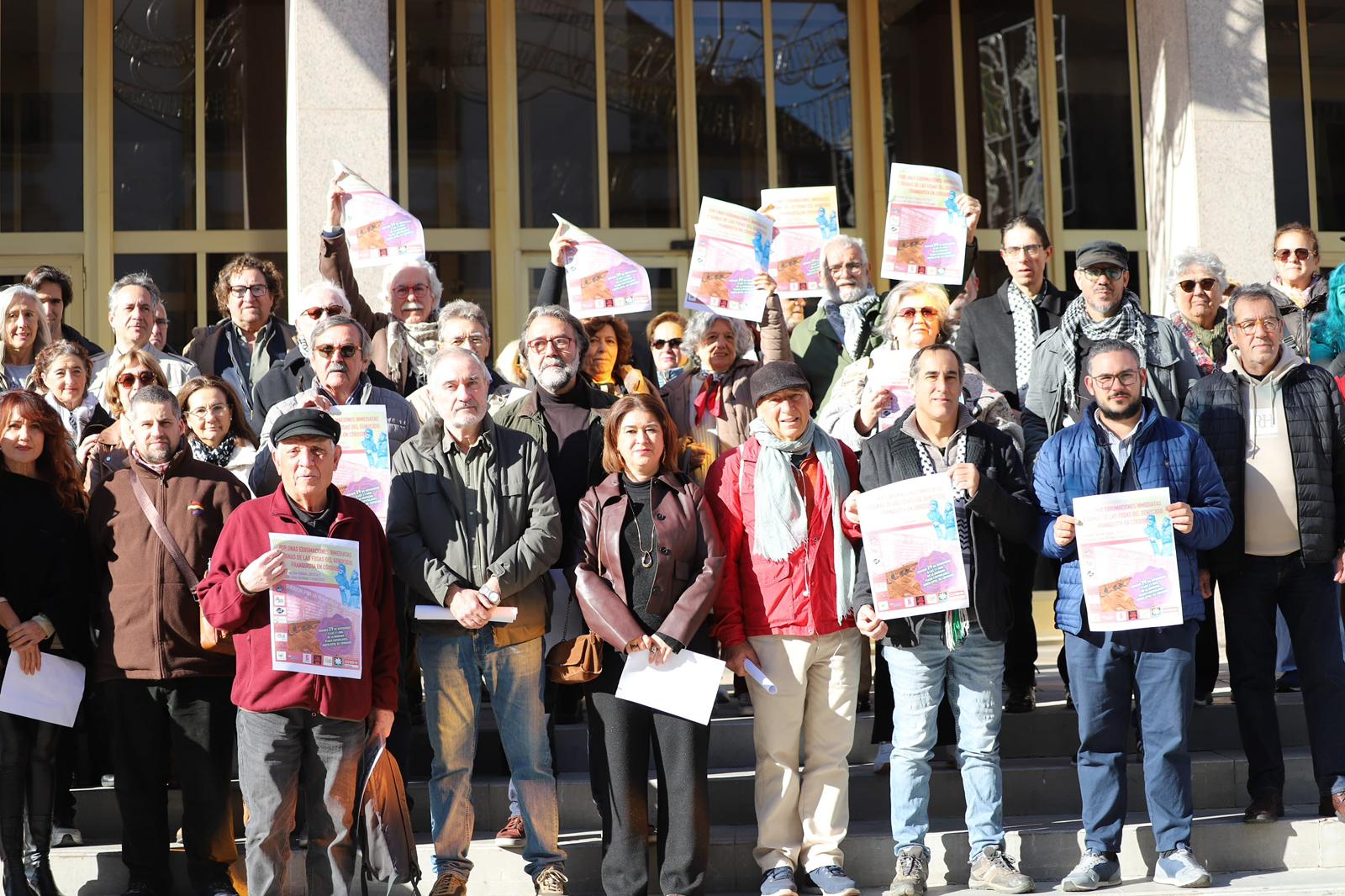 Acto del Foro por la Memoria en la puerta del Ayuntamiento de Córdoba