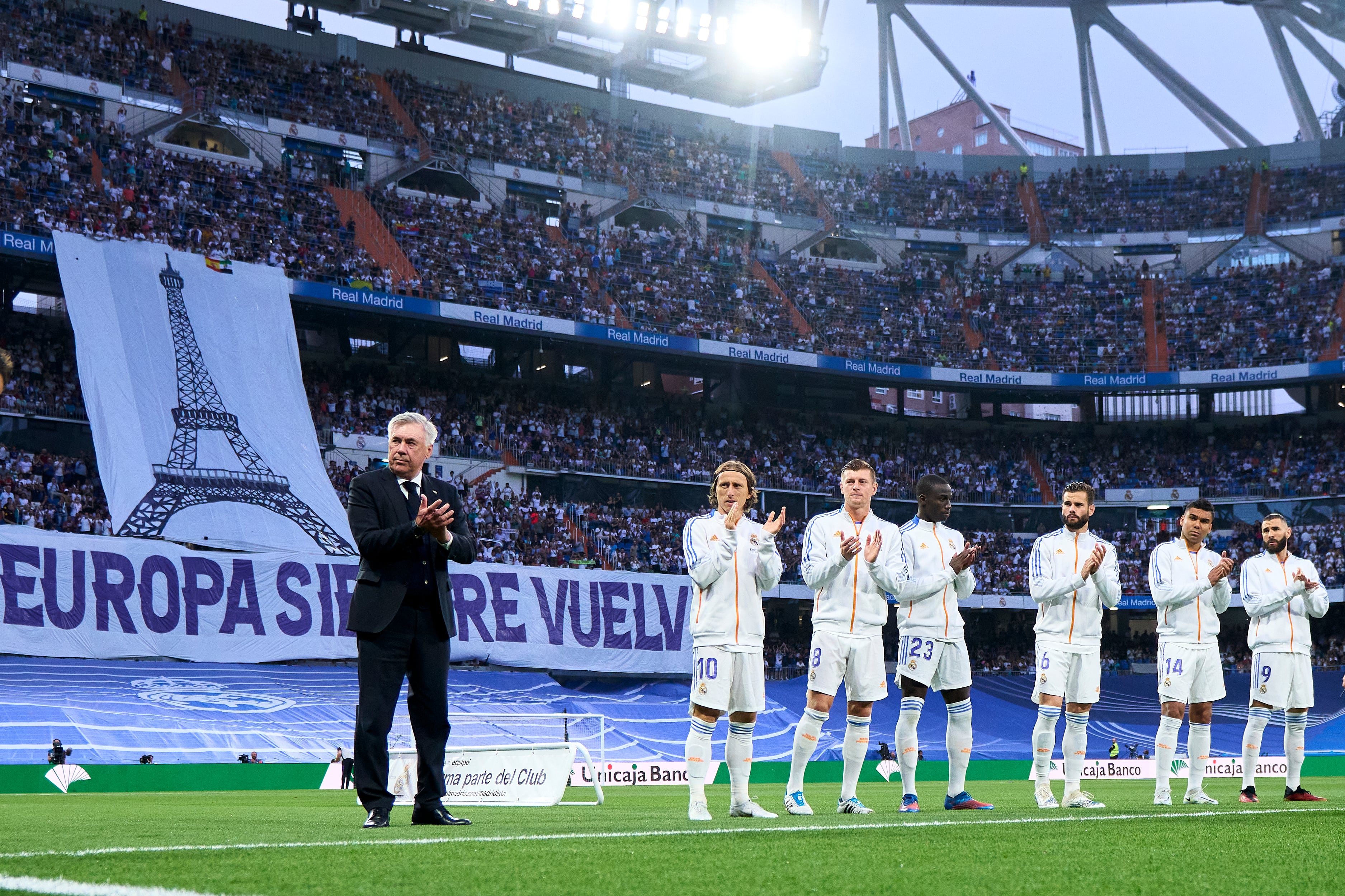 Los jugadores del Real Madrid y Ancelotti, en el Santiago Bernabéu.