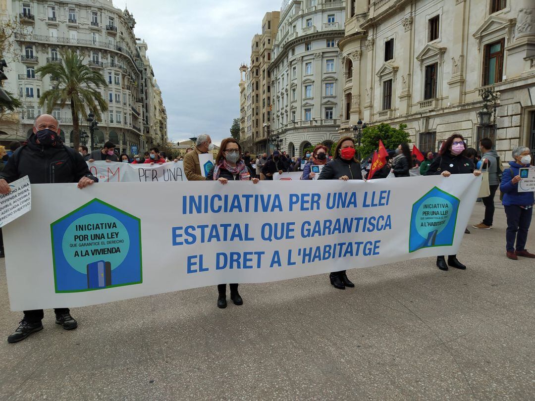 Decenas de personas se han manifestado este sábado en València para reclamar una &quot;ley estatal que garantice el derecho a la vivienda&quot;