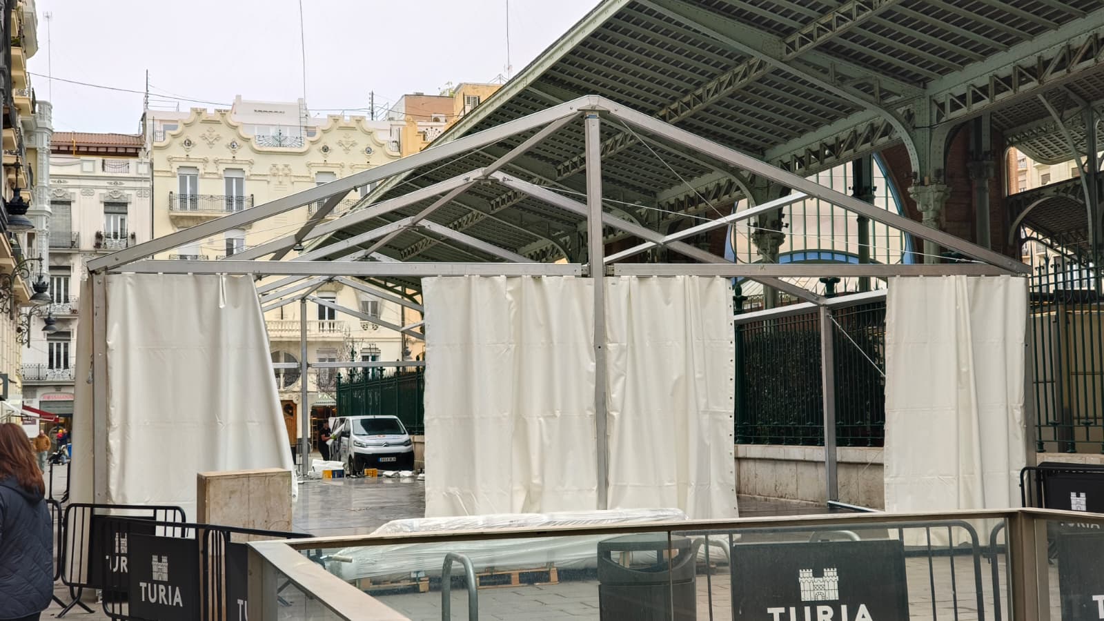 Montaje de carpa fallera