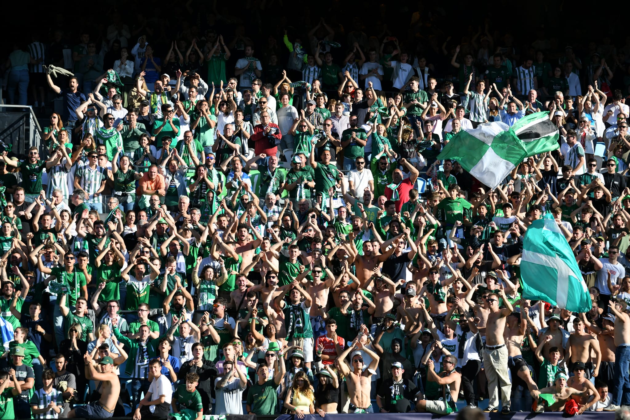 La afición del Racing se volcó con el equipo en Balaídos (foto: Mijanphoto Sports / Racing de Ferrol)