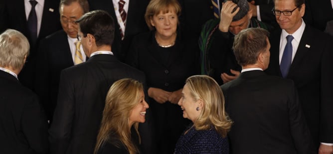 Trinidad Jiménez y Hillary Clinton, en la conferencia de Bonn sobre Afganistán