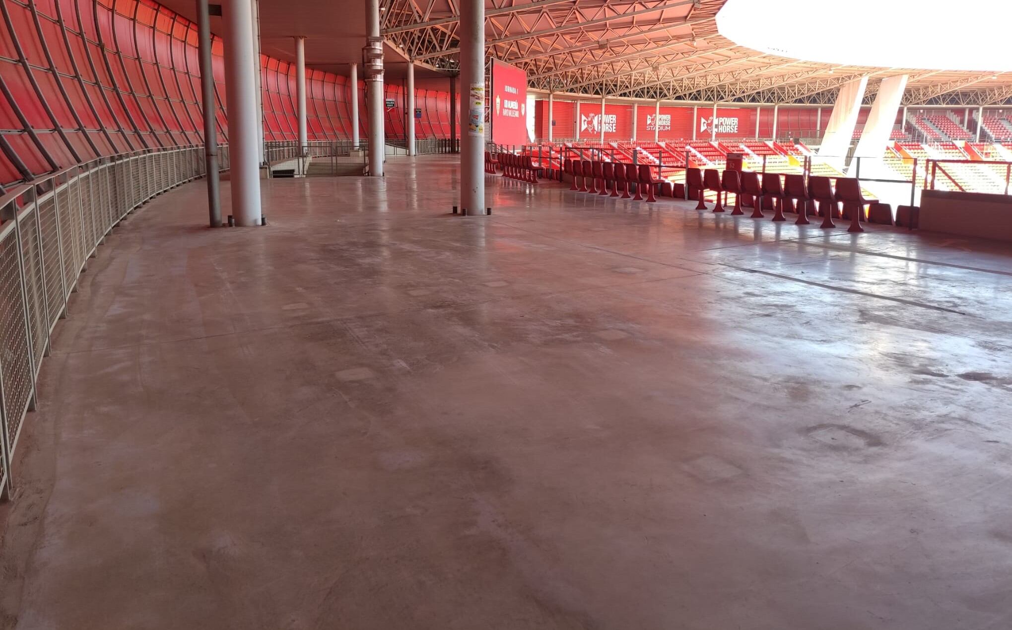 Hay espacio suficiente en la zona alta de los fondos para instalar más gradas supletorias.