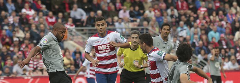  Sidnei Techel,iz., intenta controlar el balón ante varios jugadores del Granada durante del partido de la undécima jornada de LaLiga de Primera División