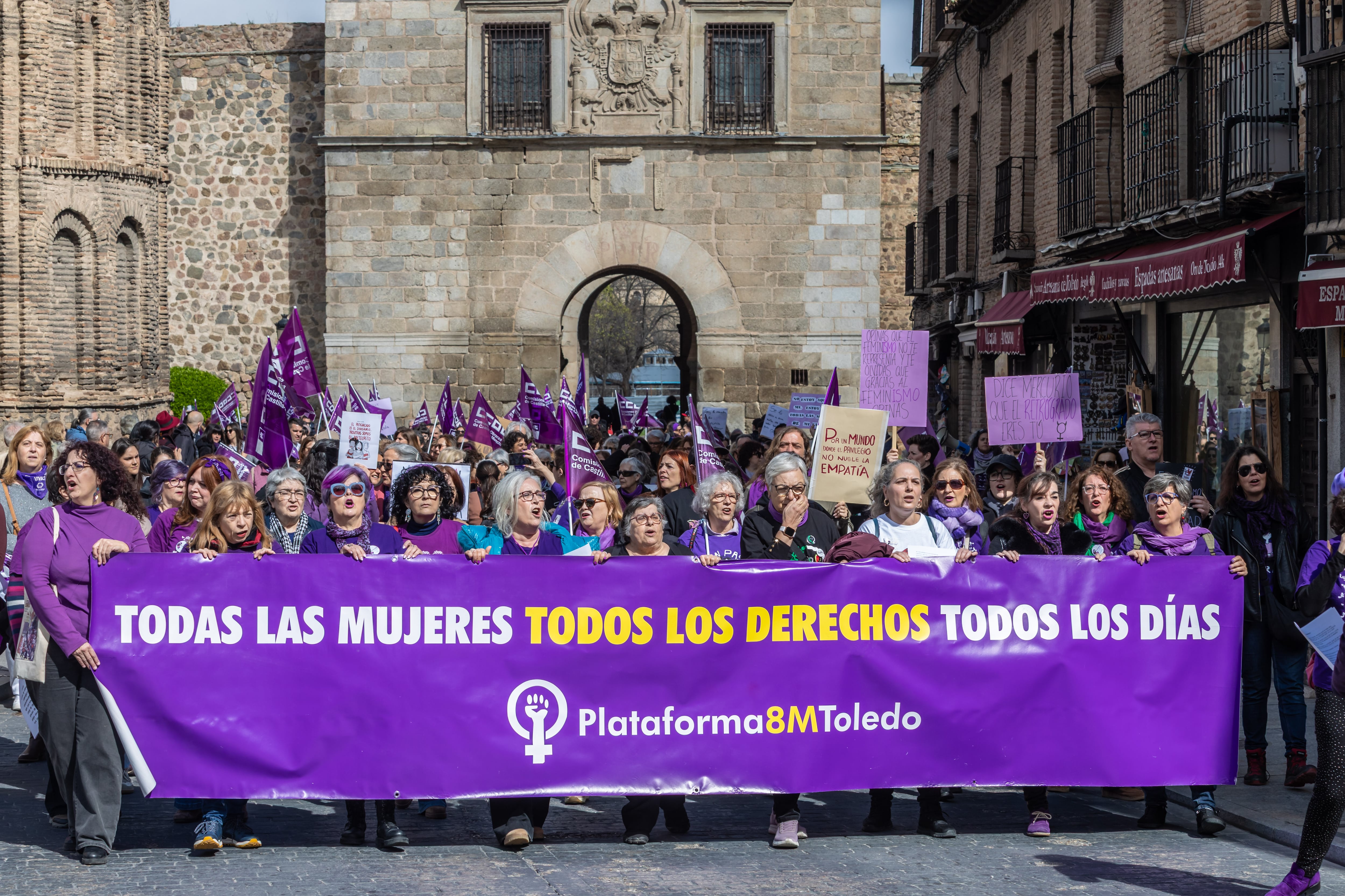 TOLEDO, 08/03/2026.- Manifestación convocada por la Plataforma 8M de Toledo en el Día Internacional de la Mujer, a la que asiste la ministra de Educación, Formación Profesional y Deportes, Milagros Tolón, que hace declaraciones a los medios a las 11:45 horas en el Parque de la Vega, así como una representación del PSOE encabezada por la consejera portavoz del Gobierno de Castilla-La Mancha, Esther Padilla y la secretaria de Igualdad de la CEP, Charo García Saco. Desde La Vega hasta Zocodover . EFE/Ángeles Visdómine