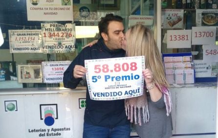 Así de felices están en la administración de lotería de la calle Valdés de El Puerto por haber repartido el 58.808 Quinto Premio