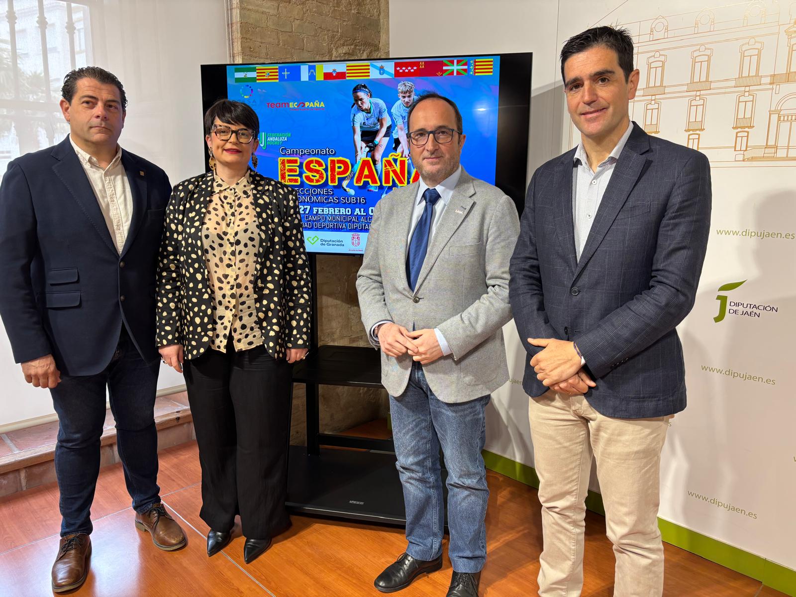 De izquierda a derecha: Antonio Aguilera, presidente de la RFAH; Inés Arco, diputada de Gobierno Electrónico y Régimen Interior; José Ayala, delegado de Cultura y Deportes y Marino Aguilera, alcalde de Alcalá la Real.