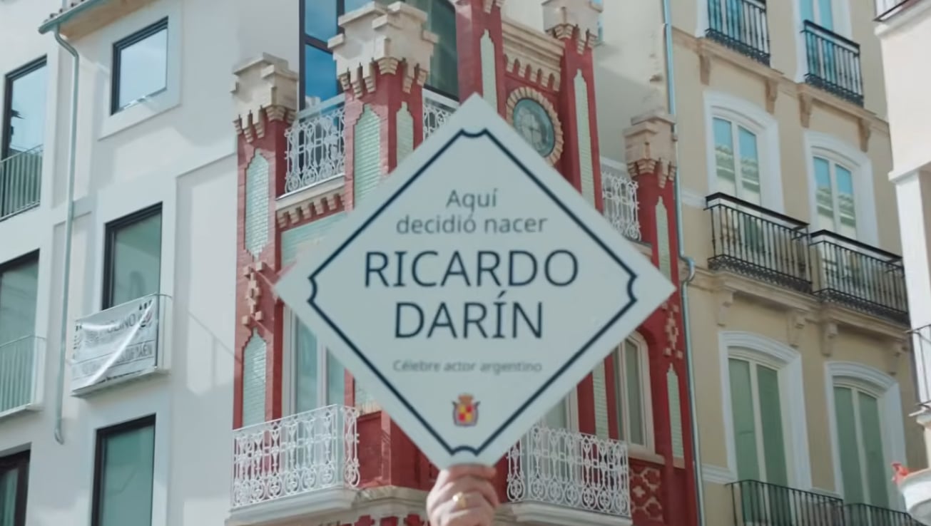 Placa que se reparte por Jaén para elegir donde nació Ricardo Darín.