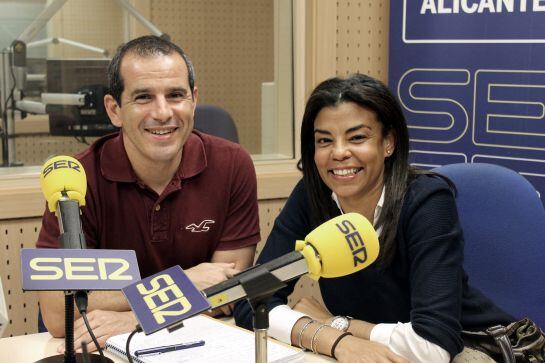 Yaissel Sánchez, secretaria general de UGT en L&#039;Alacantí y Les Marines en los estudios de Radio Alicante SER