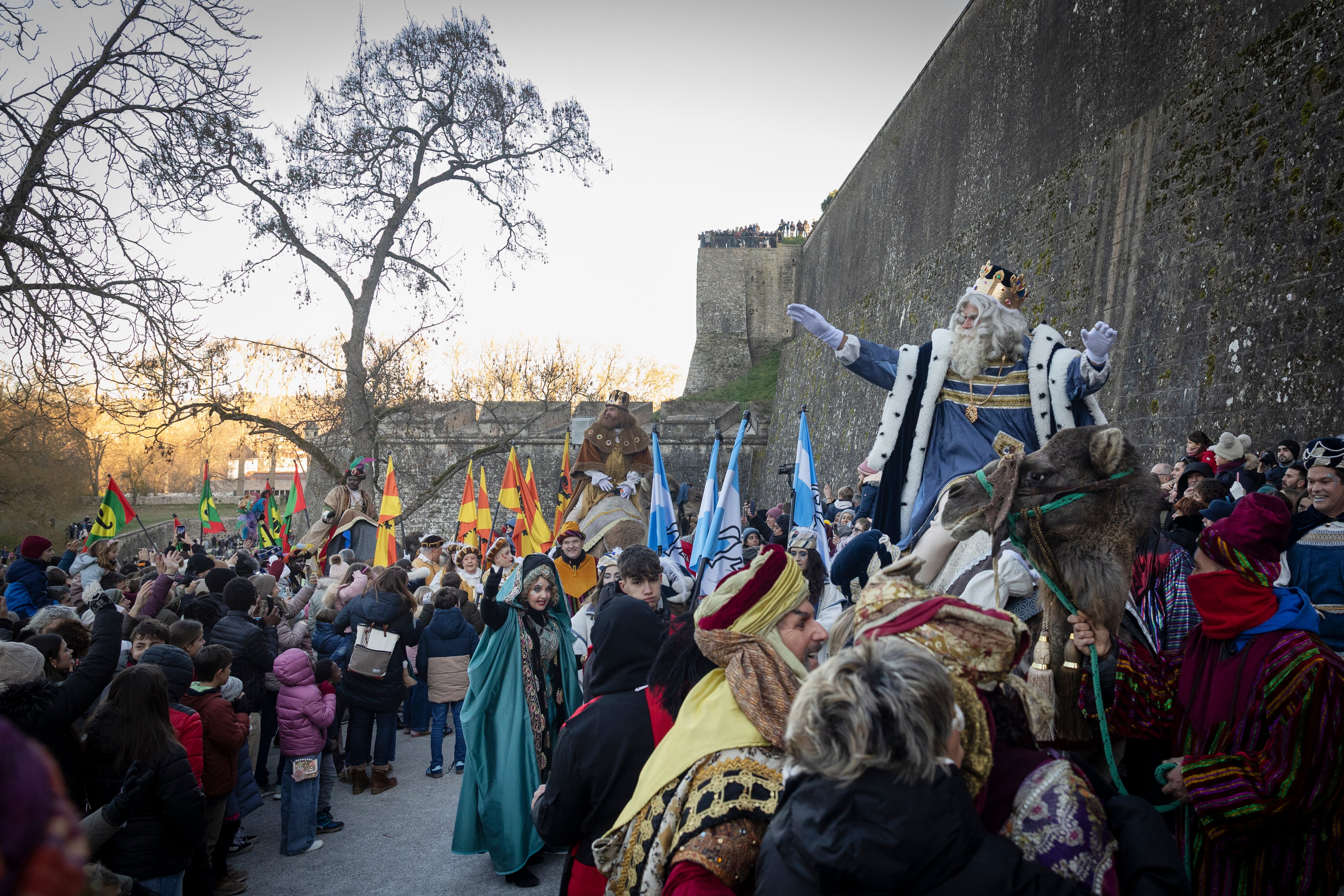 GRAFCAV82943. PAMPLONA, 05/01/2026.- Sus majestades los reyes Magos de Oriente hacen su entrada a Pamplona, a lomos de sus dromedarios, por el Puente Románico de la Magdalena para encontrarse con miles de niños que esperan su llegada lo largo del recorrido que transcurre por el Camino de Santiago hasta la Plaza Consistorial, antes de que de comienzo la tradicional cabalgata por las calles de la ciudad. EFE/Villar López. EFE/Villar López