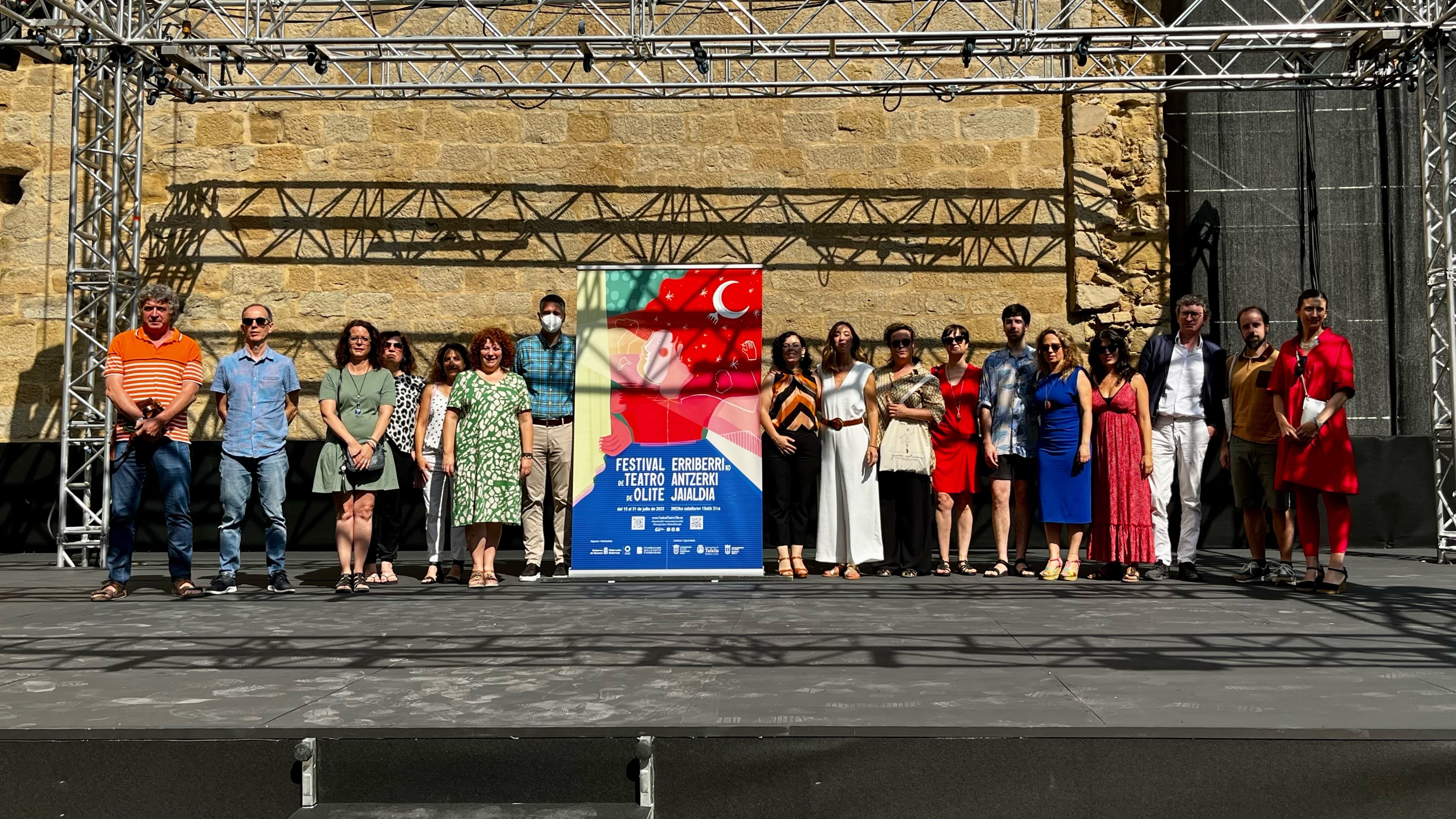 El director general de Cultura, Ignacio Apezteguía, organizadores, autoridades y representantes de las compañías navarras que participan en la actual edición del Festival de Olite