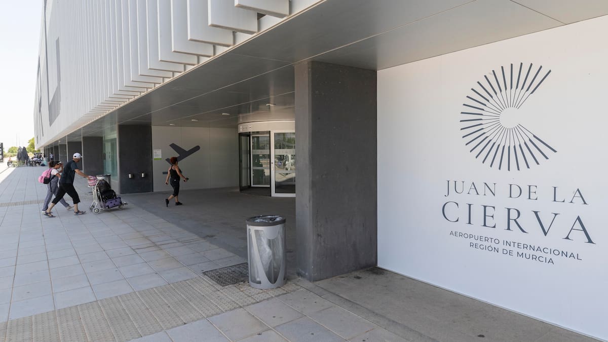 El viento desvía tres vuelos de Corvera a Alicante y hay una salida cancelada por motivos operativos