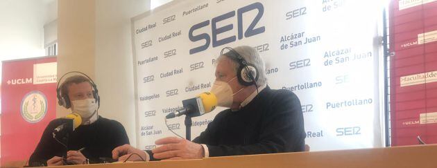 Juan Emilio Feliu, Decano Comisario de la Facultad de Medicina de Ciudad Real y profesor emérito, junto a Kevin Orman, coordinador de Hoy por Hoy Ciudad Real