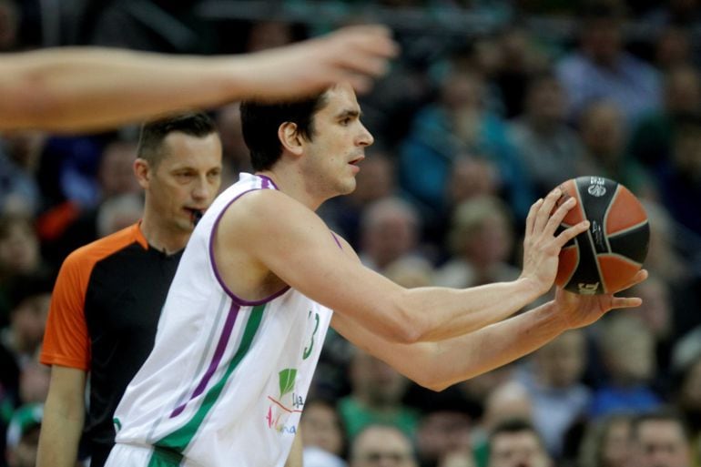 Suárez da un pase en Kaunas ante el Zalgiris