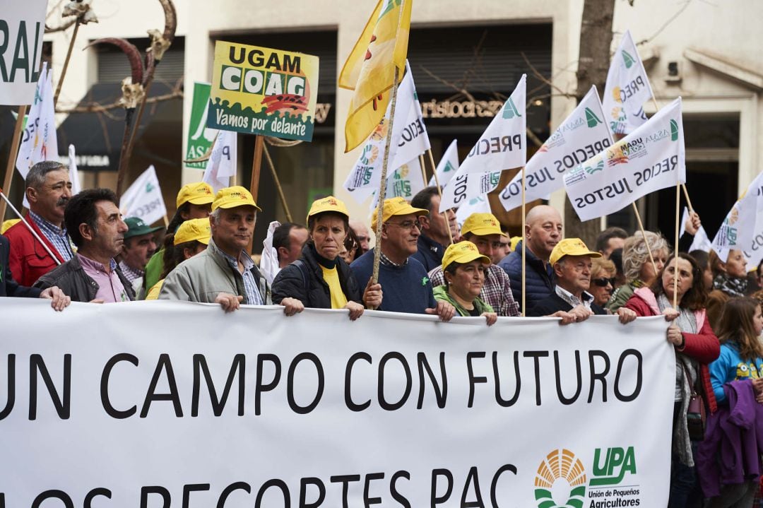 Ganaderos y agricultores durante la manifestación para reclamar precios justos en el campo,