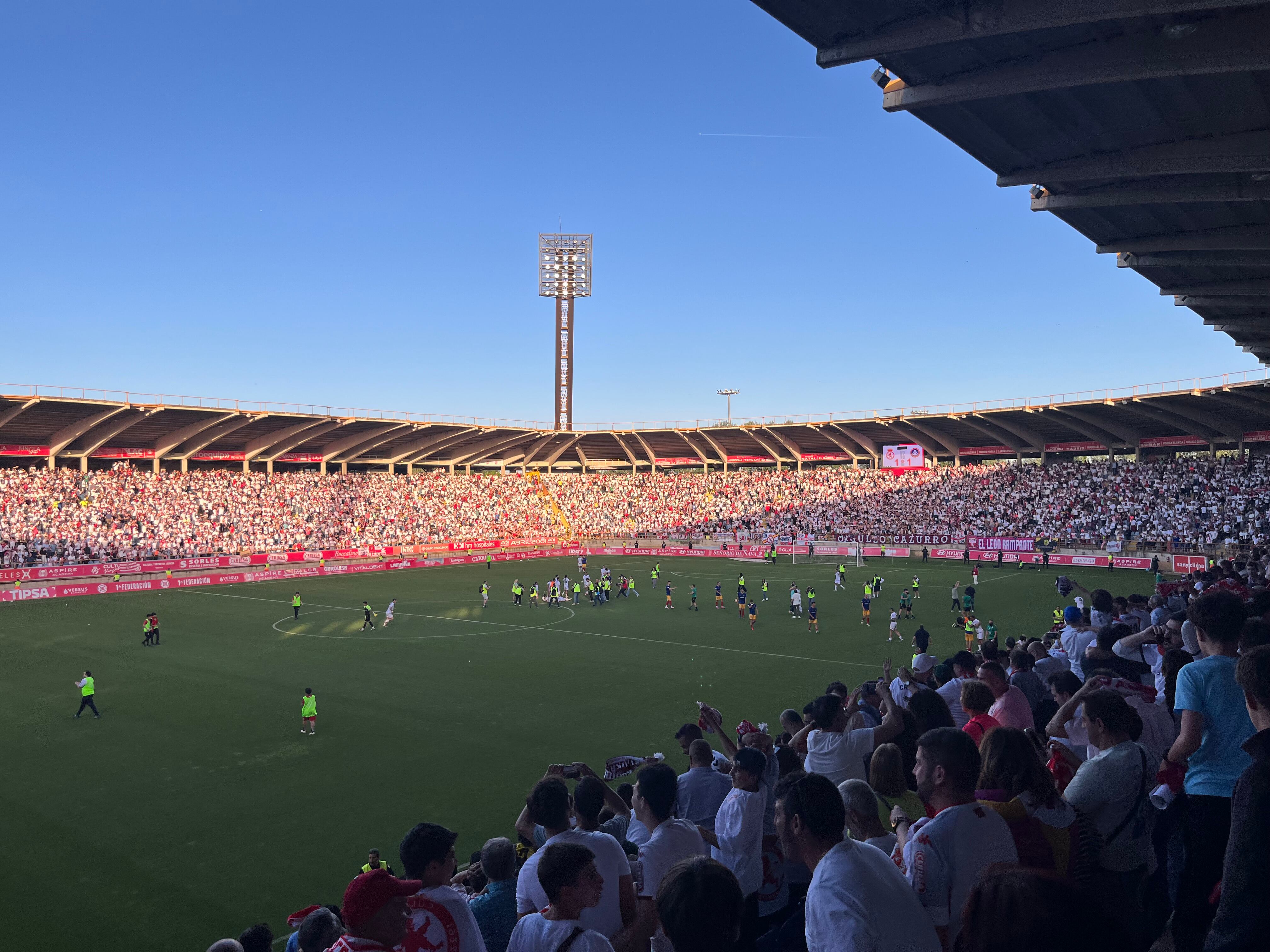 Celebración del ascenso de la Cultural en el campo Reino de León