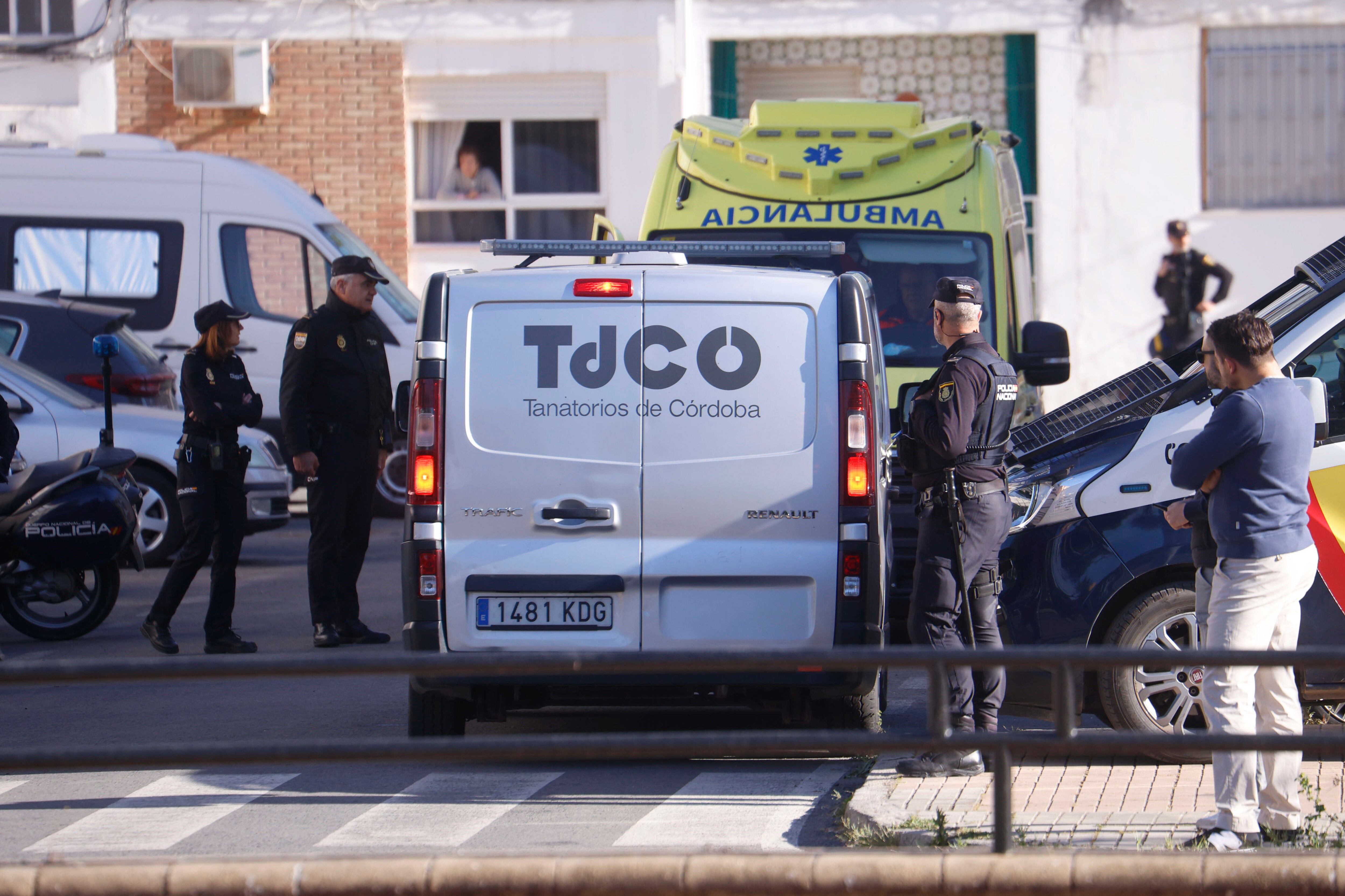  Agentes de la Policía Nacional, en el lugar del crimen. EFE/ Salas