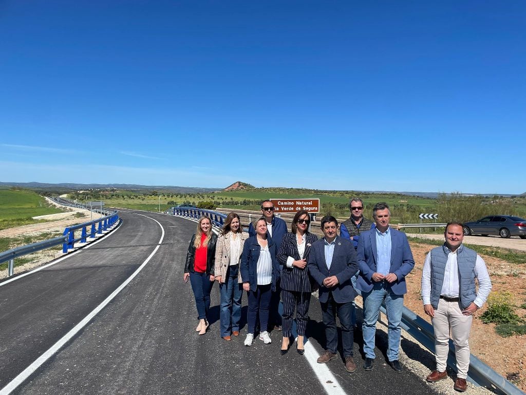 El presidente de la Diputación, Francisco Reyes (tercero por la dcha), junto a otros diputados provinciales y responsables políticos de la zona, en la carretera de Villarrodrigo.