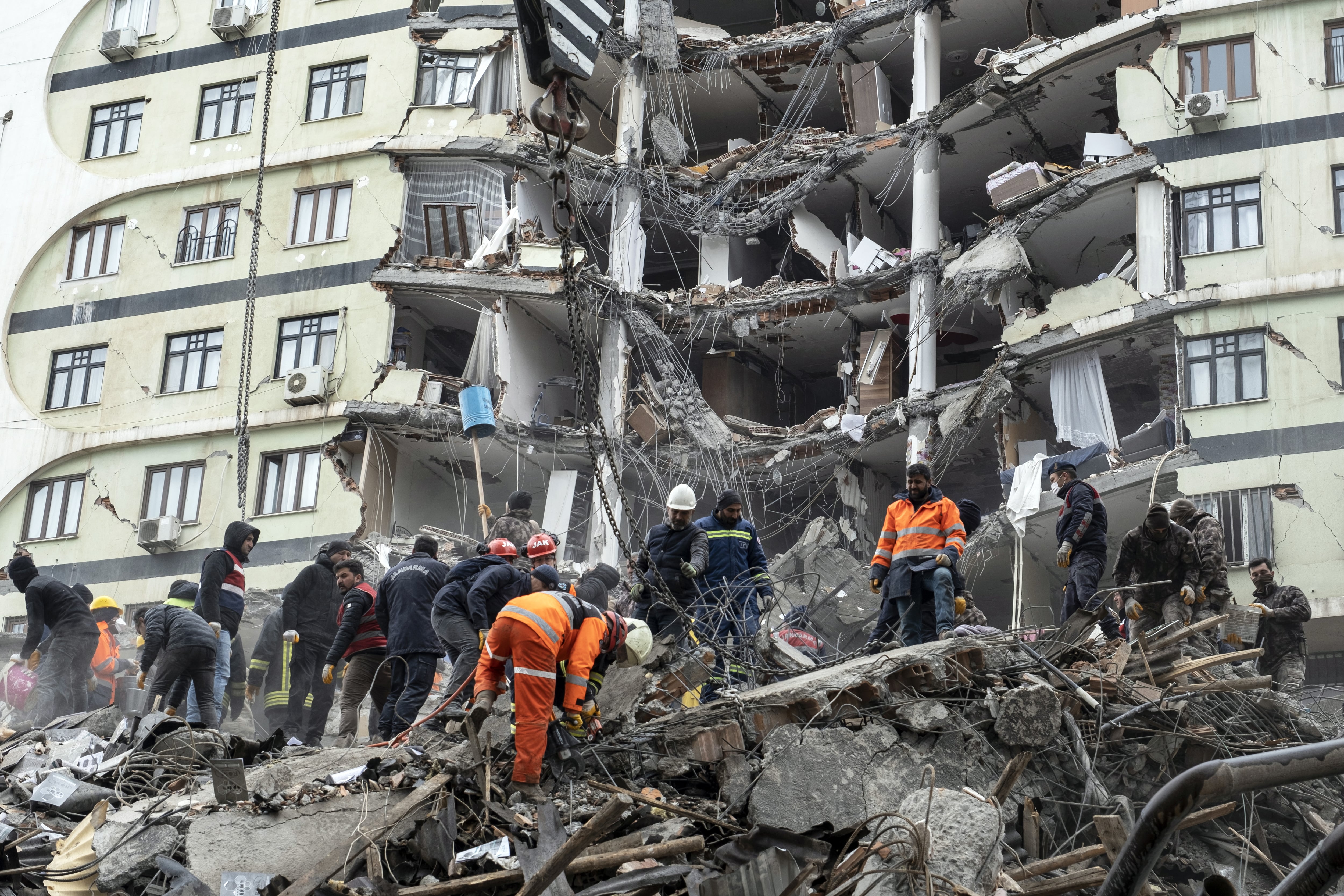 -FOTODELDÍA- DIYARBAKIR (TURQUÍA), 06/02/2023.- Personal de emergencias buscan supervivientes entre los escombros de un edificio derruido, este lunes en Diyarbakir (Turquía). La serie de potentes terremotos que ha sacudido hoy la zona fronteriza entre Turquía y Siria ha dejado de momento 2.349 muertos y casi 11.000 heridos en los dos países, y ha derruido miles de edificios. Al menos 1.498 personas han muerto y otras 8.533 han resultado heridas en Turquía, según el servicio de emergencias de este país, Afad. EFE/ Refik Tekin
