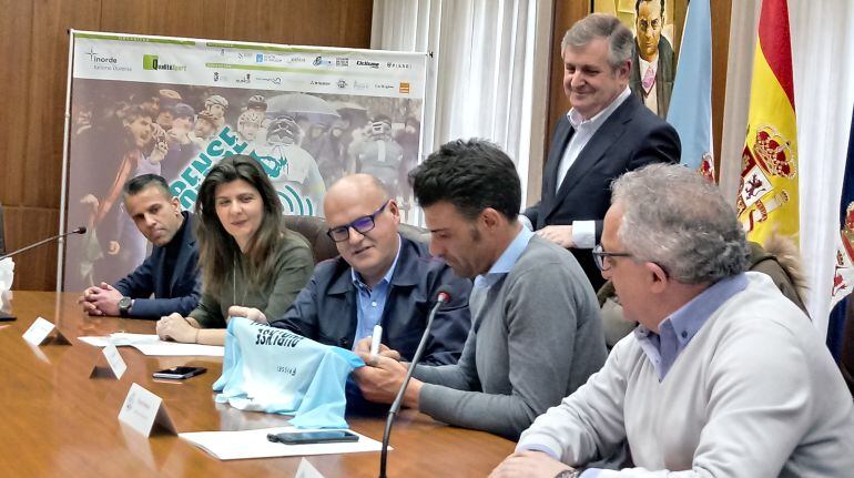 En la sala de juntas de la Diputación de Ourense, se presentó, Ourense Strade Termal. En la presentación, el presidente de la Diputación de Ourense, Manuel Baltar, el exciclsita, Óscar Pereiro, los alcaldes de Lobios y Muiños, María del Carmen Yáñez y Pla