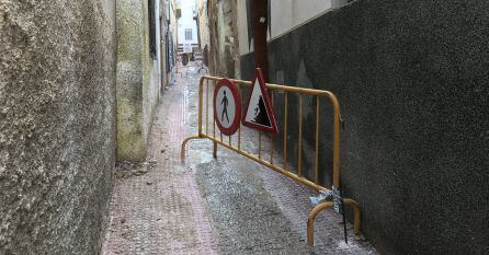 Valla atada que permite el tr&aacute;nsito de los vecinos en la calle Vicario.
