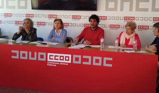 Encuentro entre Eduardo Velázques (IU-MS-VQ) y pensionistas en Palencia