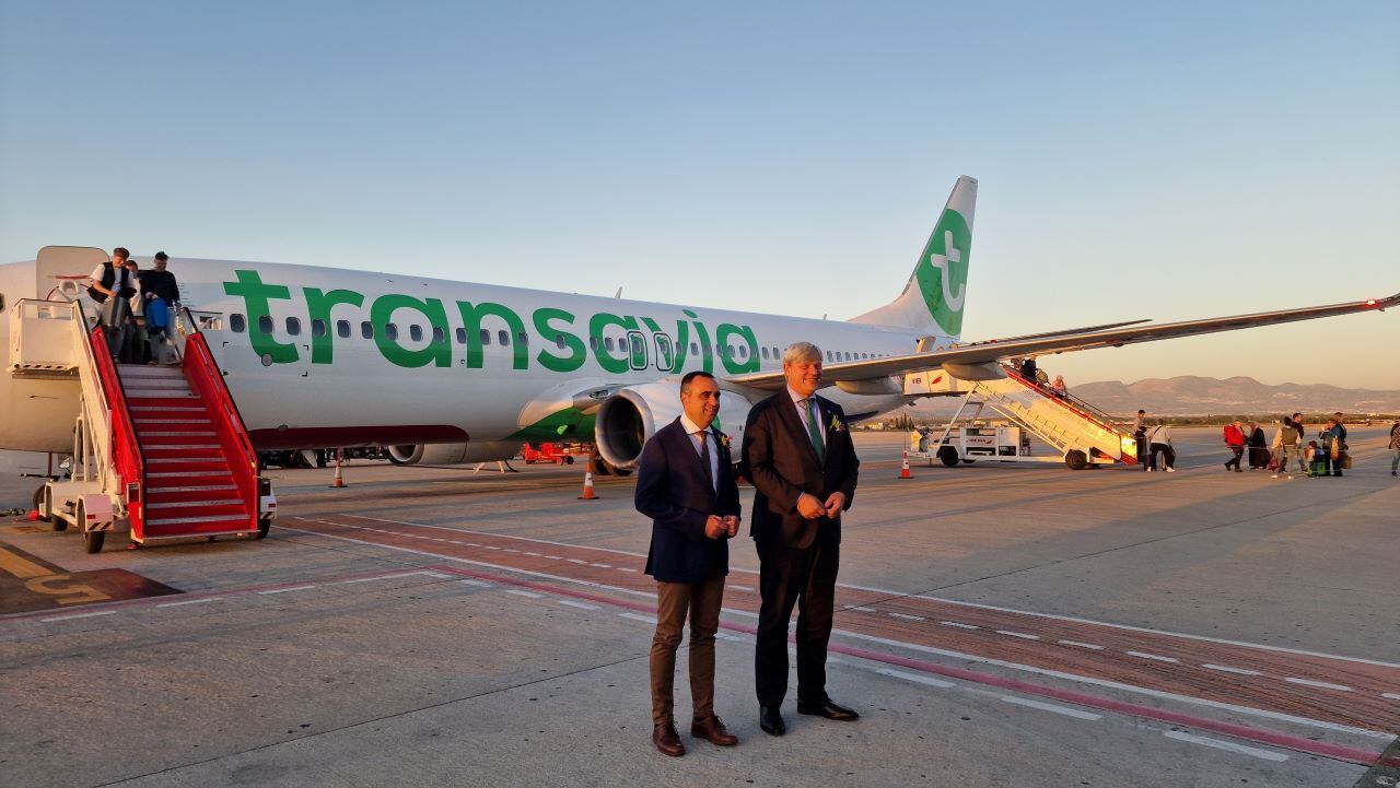 El presidente de la Diputación de Granada y el CEO de Transavia en el Aeropuerto de Granada-Jaén tras la llegada del primer vuelo procedente de Ámsterdam