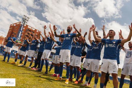 Futbolistas del Linares en plena celebración en Linarejos.