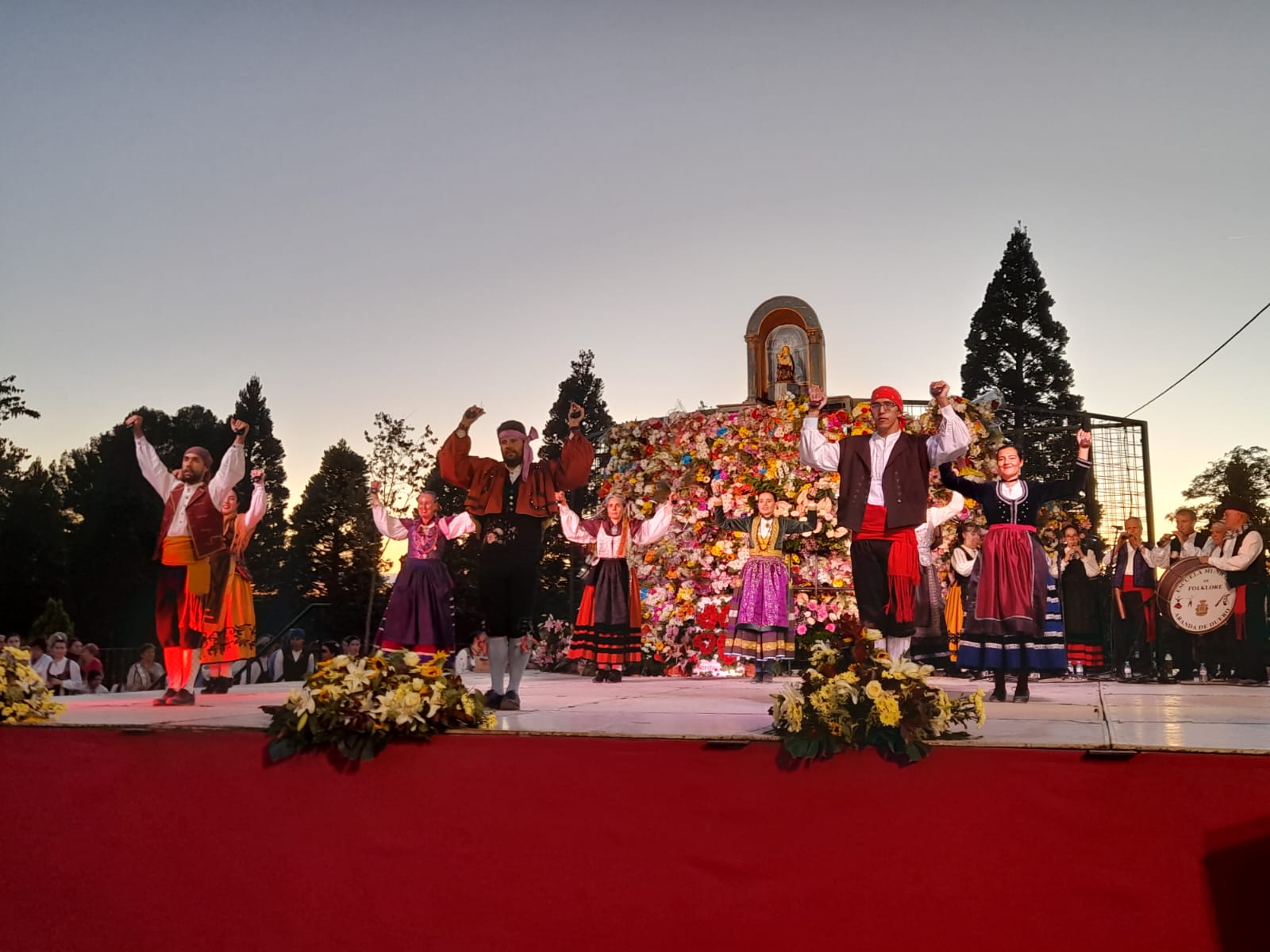 FIESTAS ARANDA Grupo Alquería de la Escuela Municipal de Folklore de Aranda actua en la Ofrenda de Flores a la Virgen de las Viñas