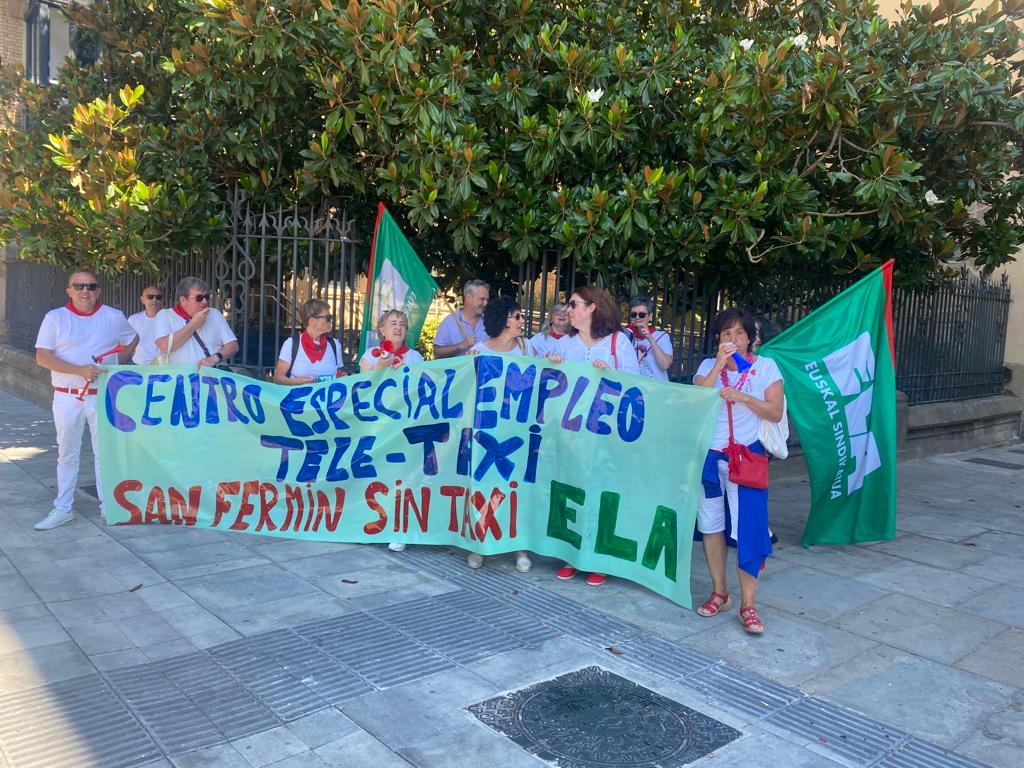 Teleoperadores de Tele Taxi se manifiestan en las puertas de la sede de la Mancomunidad