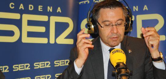 El presidente del Barcelona se ajusta los auriculares