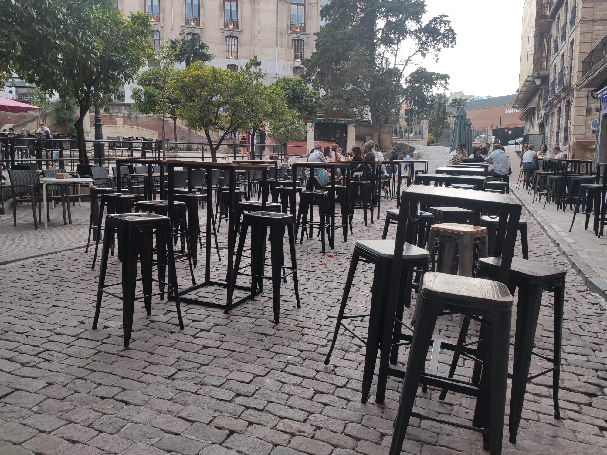 Mesas y sillas ocupan la vía pública en una plaza del centro de Jaén capital